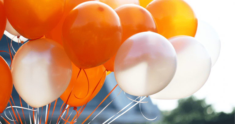 Orangene und weiße Ballons