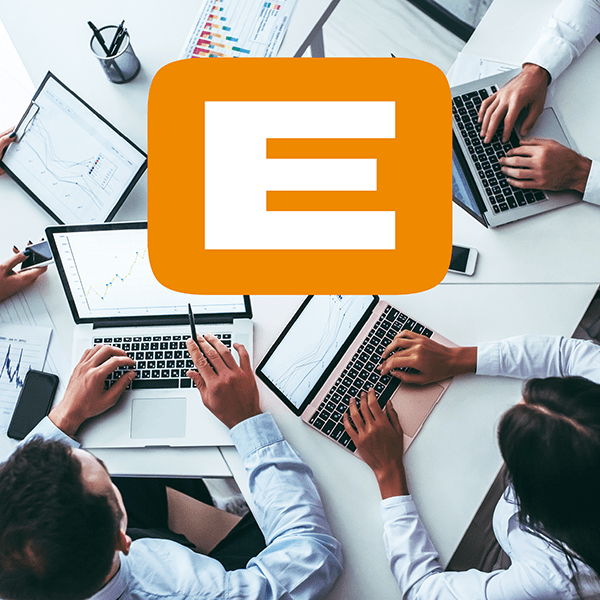 EVACO Logo und Vier Leute arbeiten an ihren Laptops