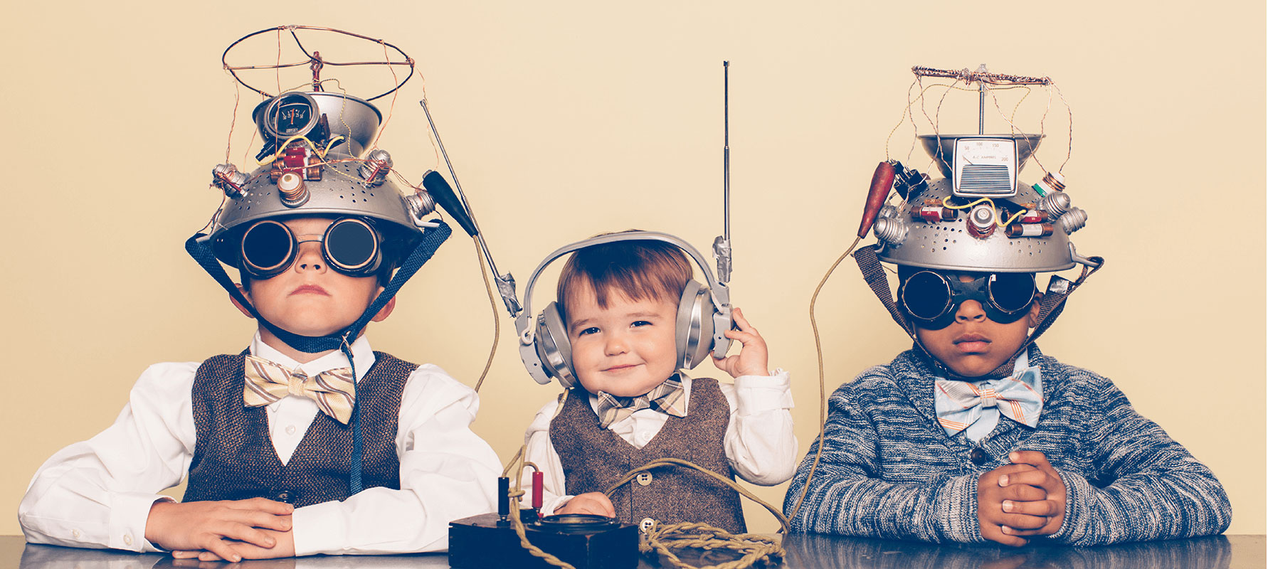 Drei Jungen als Nerds mit Gedankenlesehelmen verkleidet