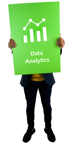 EVACO Data Analytics Person mit Schild