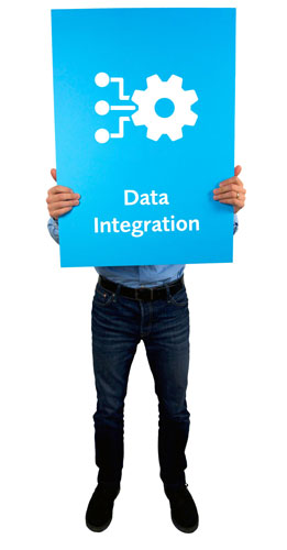 EVACO Data Integration Person mit Schild