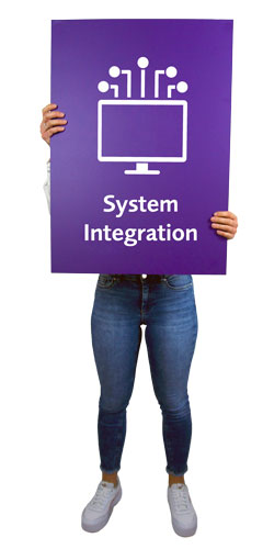 EVACO System Integration Person mit Schild